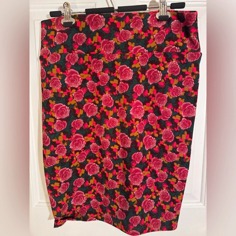 LuLaRoe Red & Pink Roses Green Leaves Stretchy Womens Skirt Size Large